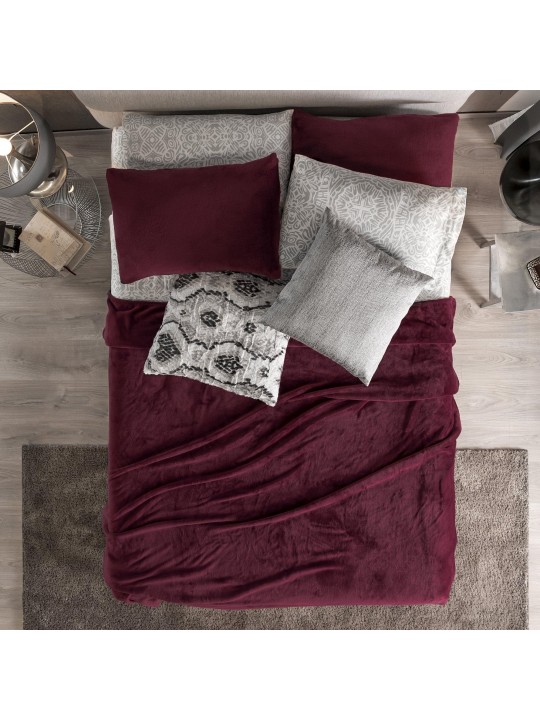Light Bed Cover Red Wine